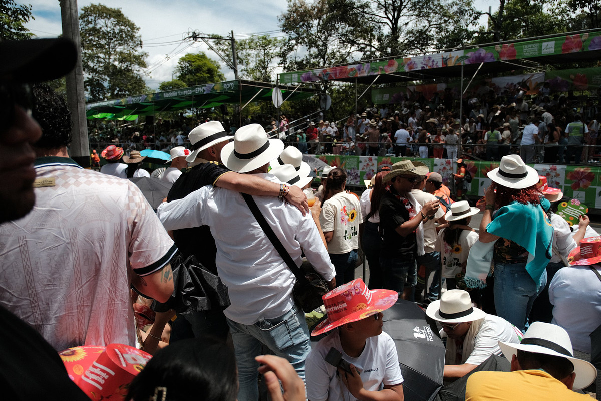 Abrazos y emoción entre el público durante el Desfile de Silleteros en Medellín