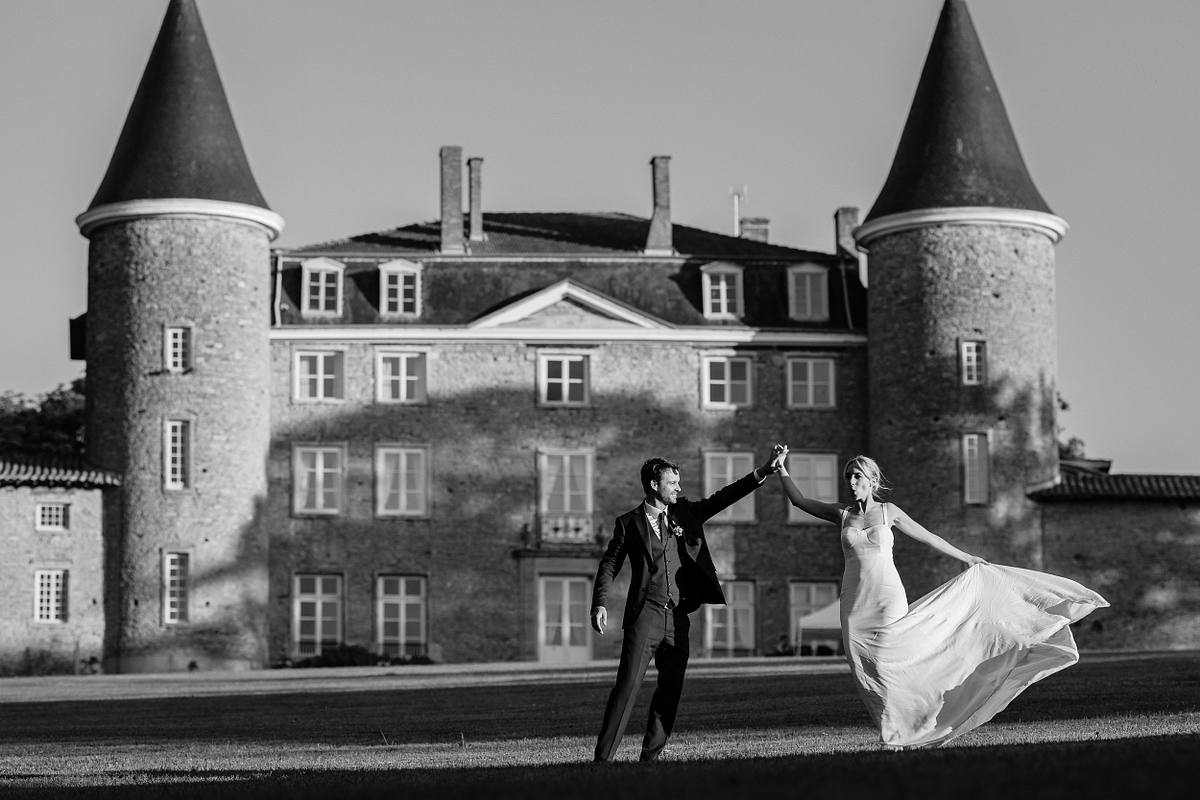Mariés devant le Château de Janzé aux portes du Beaujolais