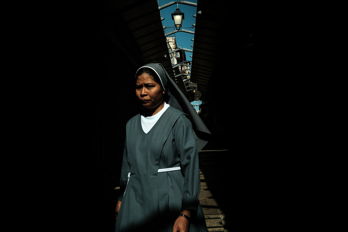 Light on the background is darker to the light on our subject – That makes our subject pop from the image