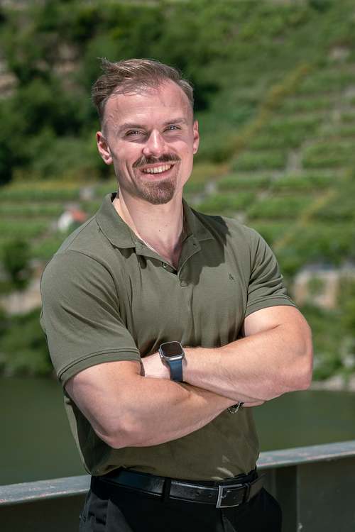 Businessporträt einer Person in den Weinbergen bei Ludwigsburg am Neckar bei natürlichem Tageslicht