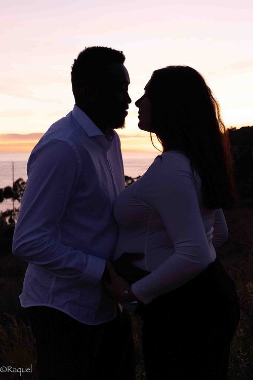 Couple s’embrassant au coucher du soleil lors d’une séance photo à Carqueiranne.