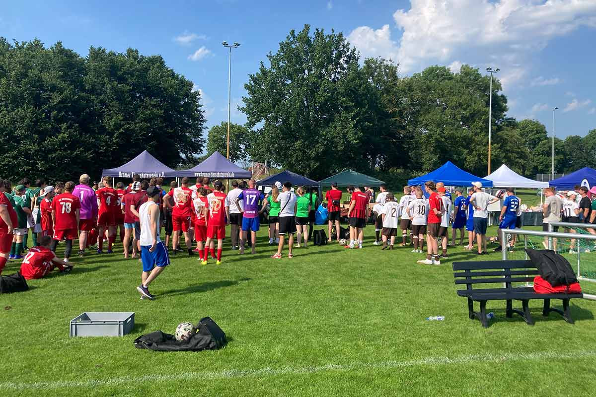 Teams stellten sich zur gemeinsamen Siegerehrung auf