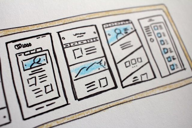 Imagen de un diseño de sitio web dibujado en papel.