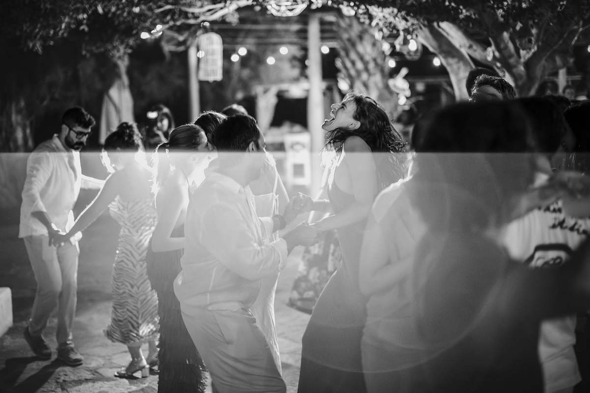 Siyah beyaz: dans pistinde hareketli bir gece karesi
