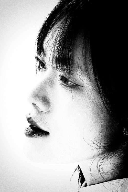 Portrait d'une jeune femme prise en photo de rue à Hanoï au Vietnam