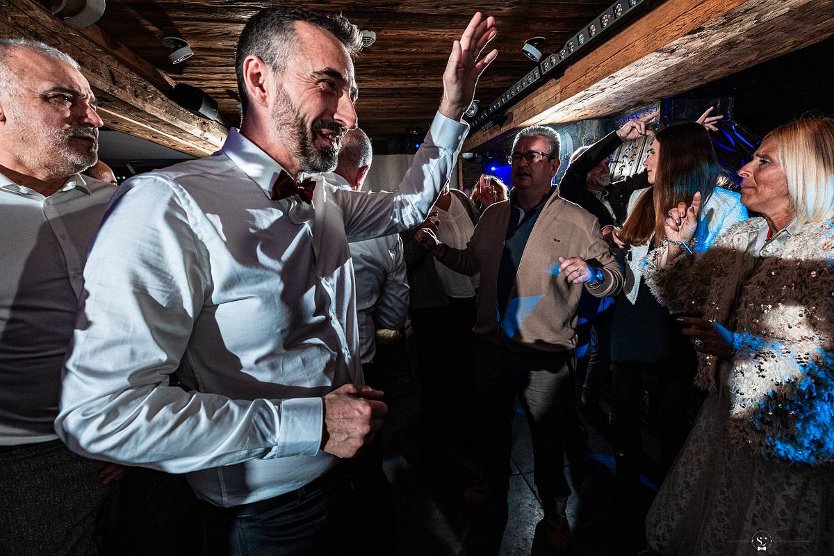 Cocktail et Soir&eacute;e de Mariage avec les invit&eacute;s et les mari&eacute;s qui s'amusent, sourient, s'embrassent et dansent. Les Rhodos La Clusaz Sebastien Clavel Photographe Mariage Lyon