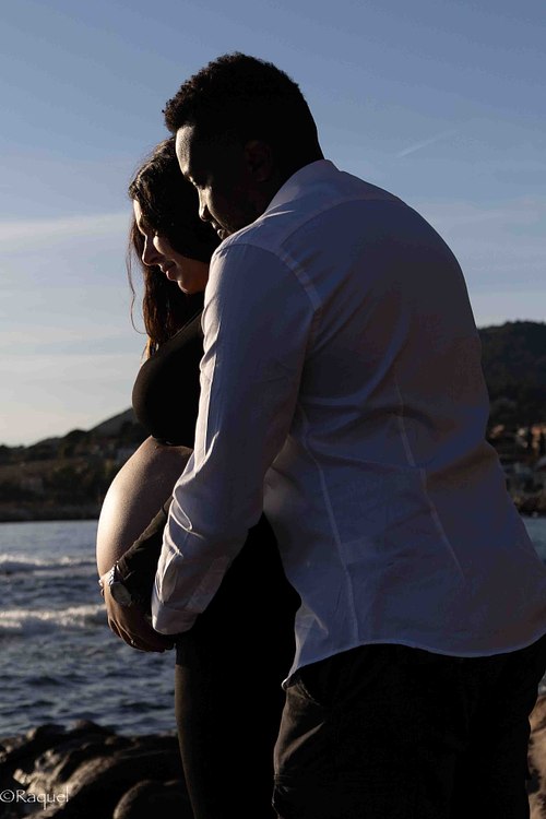 Couple s’embrassant en bord de mer lors d’une séance photo lifestyle.
