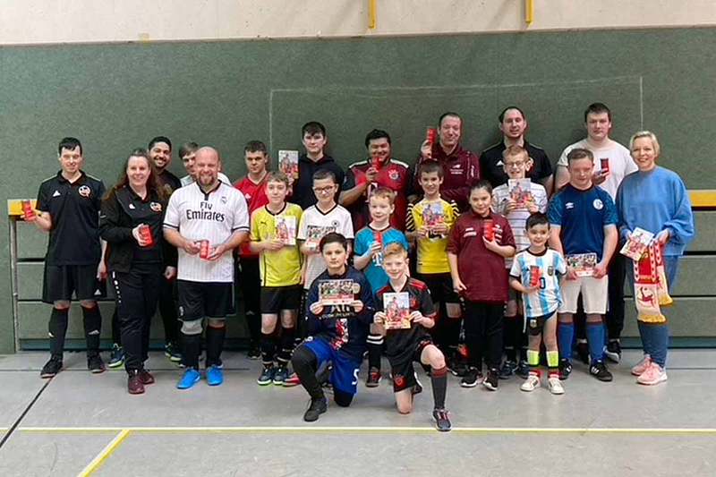 Sicherheit im Fokus: DRK übergibt Notfalldosen an Ibbenbürener Kickers