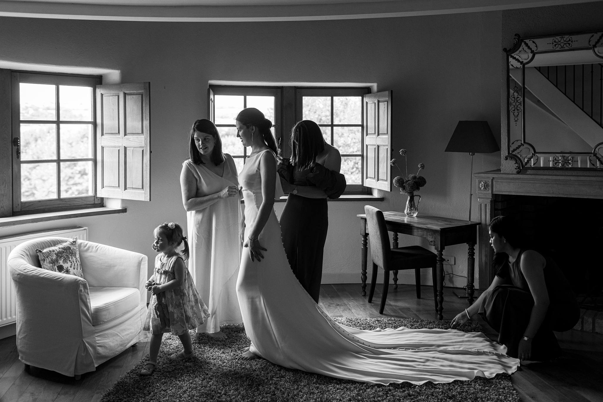 Mariée entourée de ses proches pendant les préparatifs de son mariage