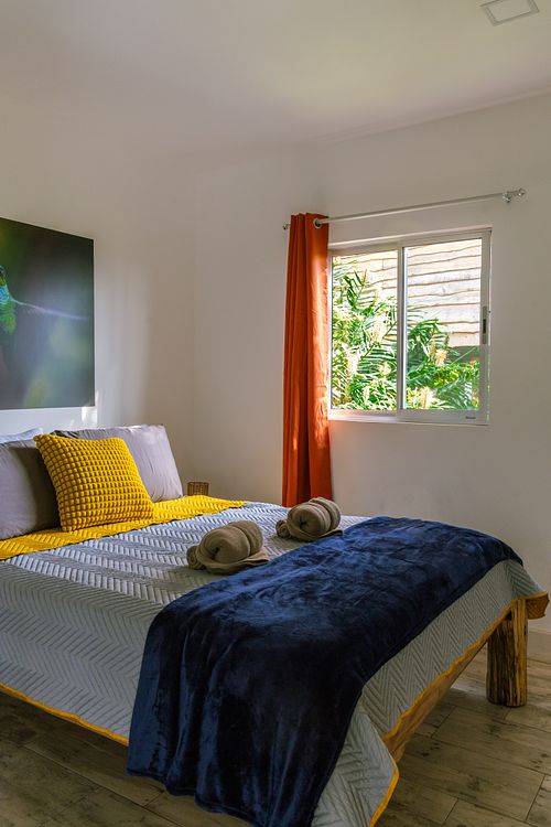 Habitación de hotel con una cama doble en Panamá