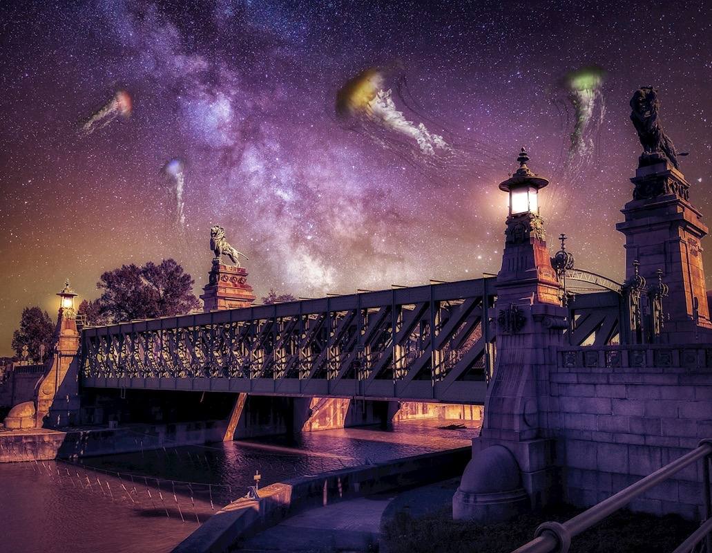 Surreale Fotomontage der Schemerlbrücke in Wien im Jugendstil mit Sternenhimmel, Milchstraße und schwebenden Quallen über der Brücke