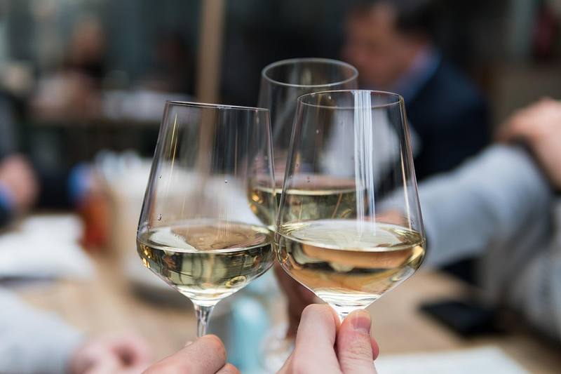 Vino dealcolato: come comunicarlo e a chi