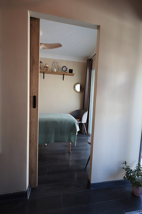 Vue sur une cabine de soin aménagée pour les massages et les soins esthétiques.