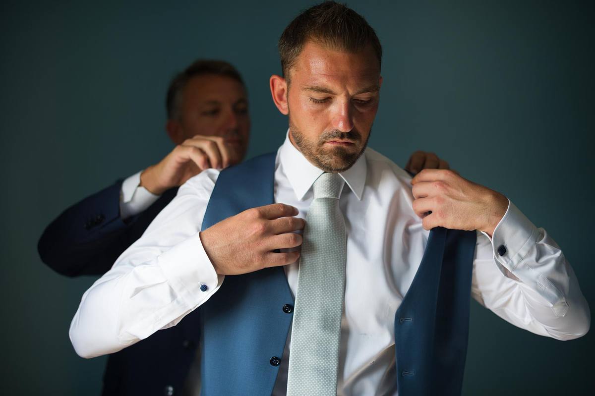 fotografo matrimonio Sardegna preparativi sposo