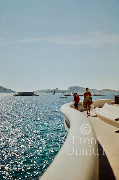 Photographie argentique de la Corniche Kennedy à Marseille, avec la Méditerranée et les îles du Frioul en arrière-plan, par Dimitri Eteni