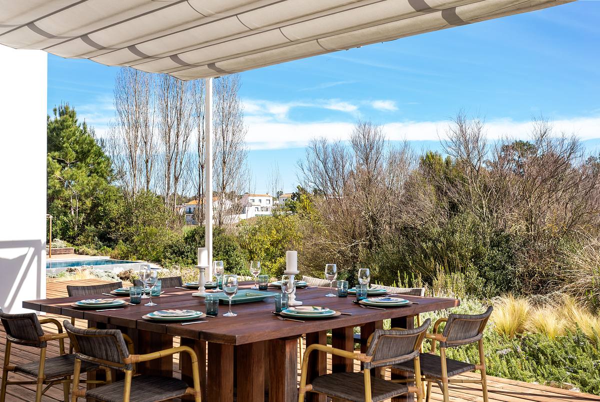 Fotografia de interiores de moradia T3 na Comporta com luz natural e homestaging