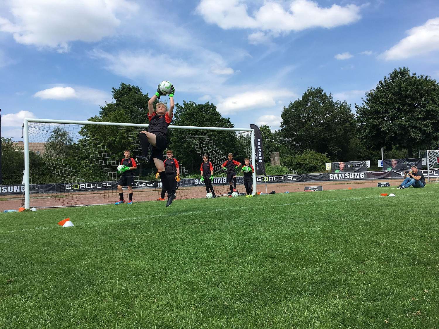 Teilnehmer kämpfen in einer 1vs1 Challenge um den Titel 'GOALPLAYER Deutschlands'