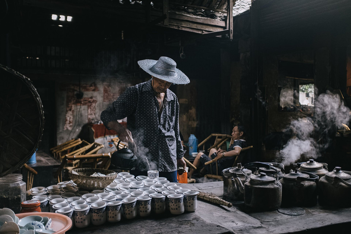 Low light and wide angle street photo