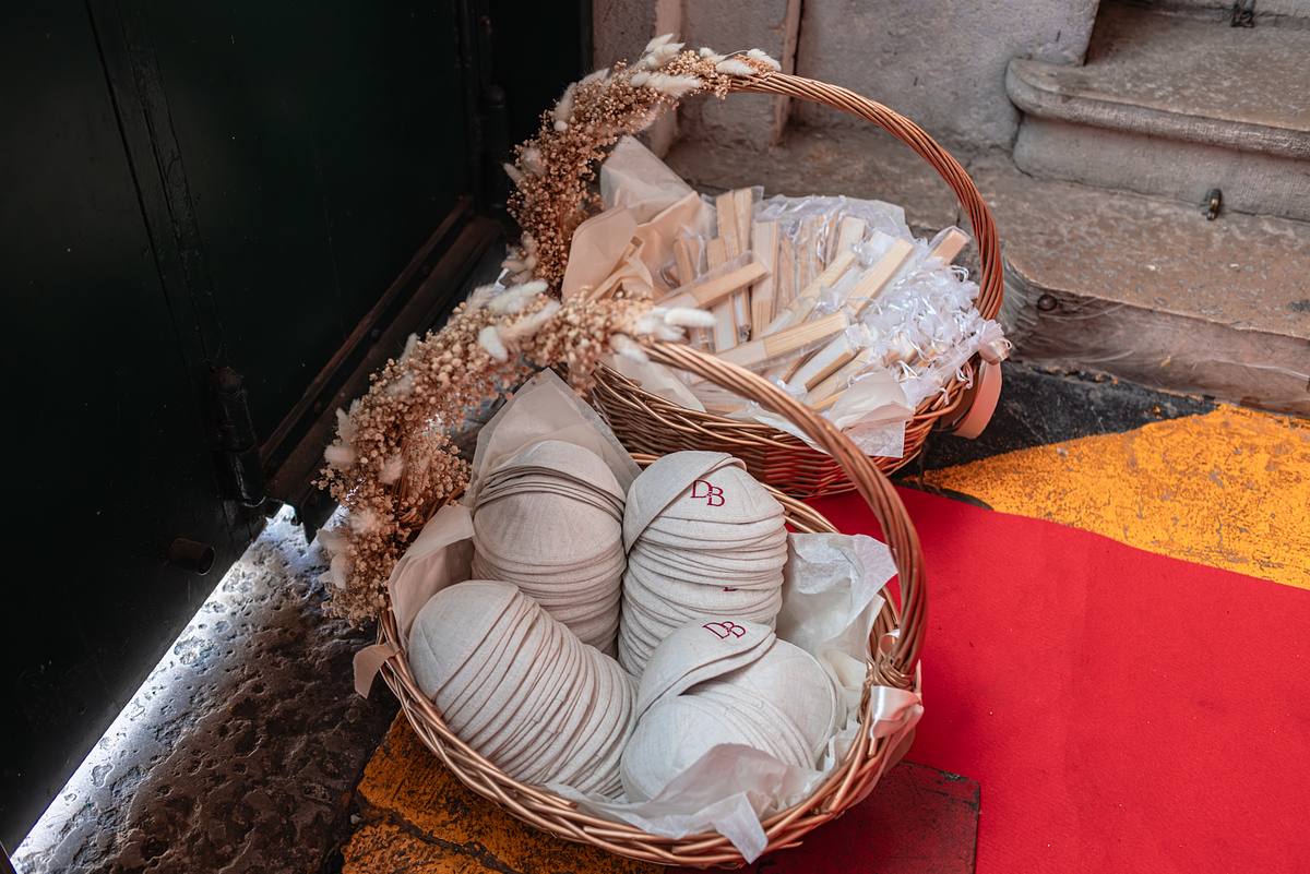 Kippas pr&eacute;par&eacute;es pour la c&eacute;r&eacute;monie juive de mariage &agrave; la grande synagogue deLyon