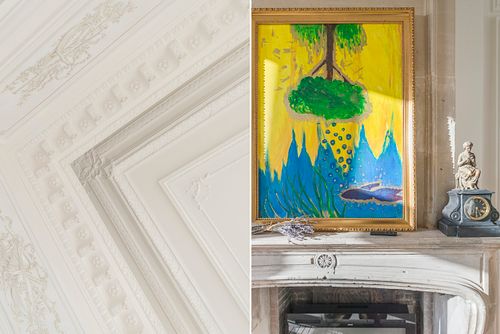 Détail de moulures au plafond et d’un tableau coloré posé sur une cheminée blanche dans un appartement haussmannien de 1880 à la Place de l’Etoile, Paris. Photographie d’architecture intérieure par Nicolas Karadimos.