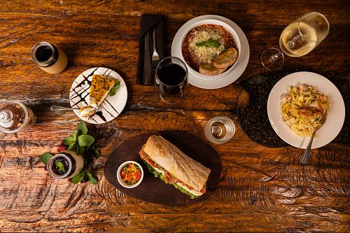 Cena servida en restaurante de Panamá