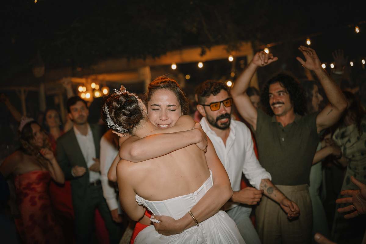 Dans pistinde Cansu bir arkadaşına sıkıca sarılıyor