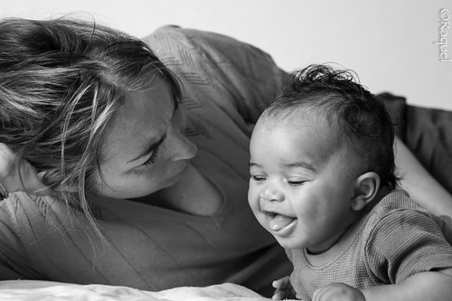 regardant son petit fils avec tendresse en noir et blanc.