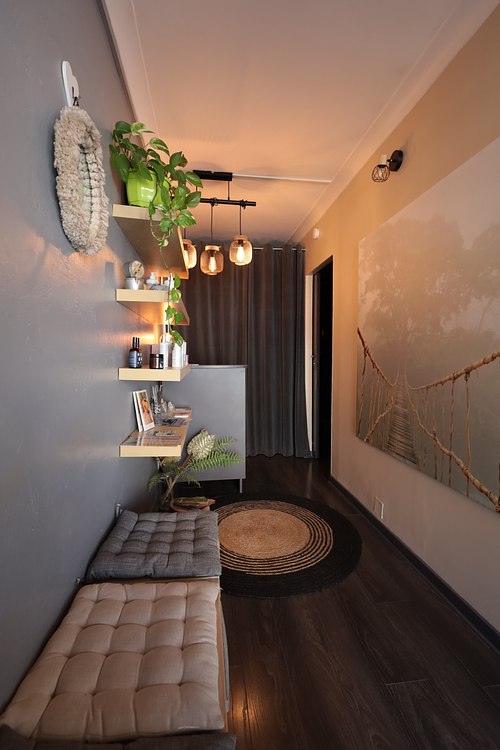 Espace d’accueil d’un institut de beauté aménagé dans une ambiance chaleureuse.