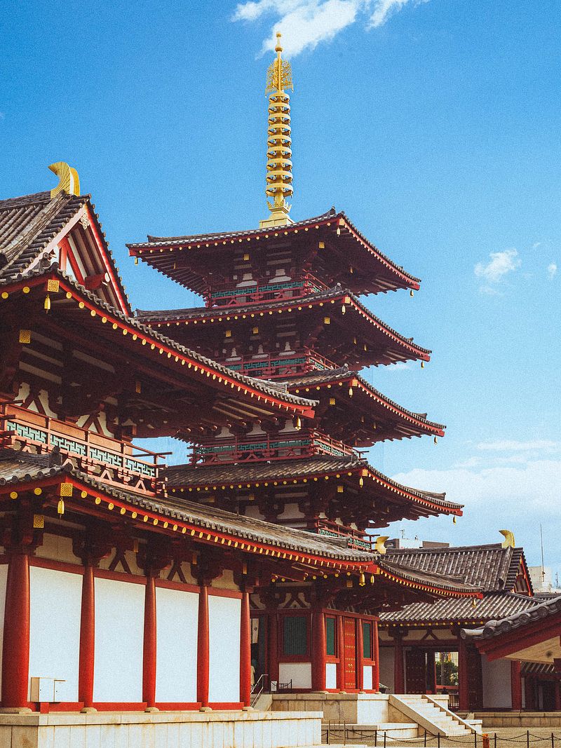 La pagode à cinq étages du Shitennō-ji à Osaka, vue en contre-plongée