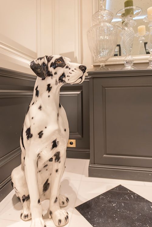 Sculpture en porcelaine d’un chien Dalmatien dans un appartement haussmannien de 400 m² rue du Faubourg Saint-Honoré. Photographie d’architecture intérieure et décoration par Nicolas Karadimos.