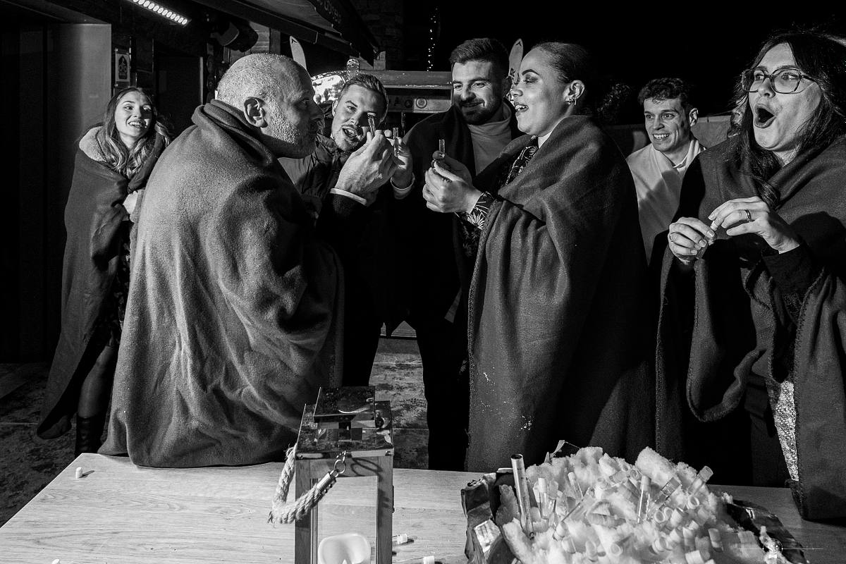 Cocktail et Soir&eacute;e de Mariage avec les invit&eacute;s et les mari&eacute;s qui s'amusent, sourient, s'embrassent et dansent. Les Rhodos La Clusaz Sebastien Clavel Photographe Mariage Lyon