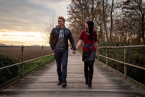 Paar beim Spaziergang während des Shootings n Elze