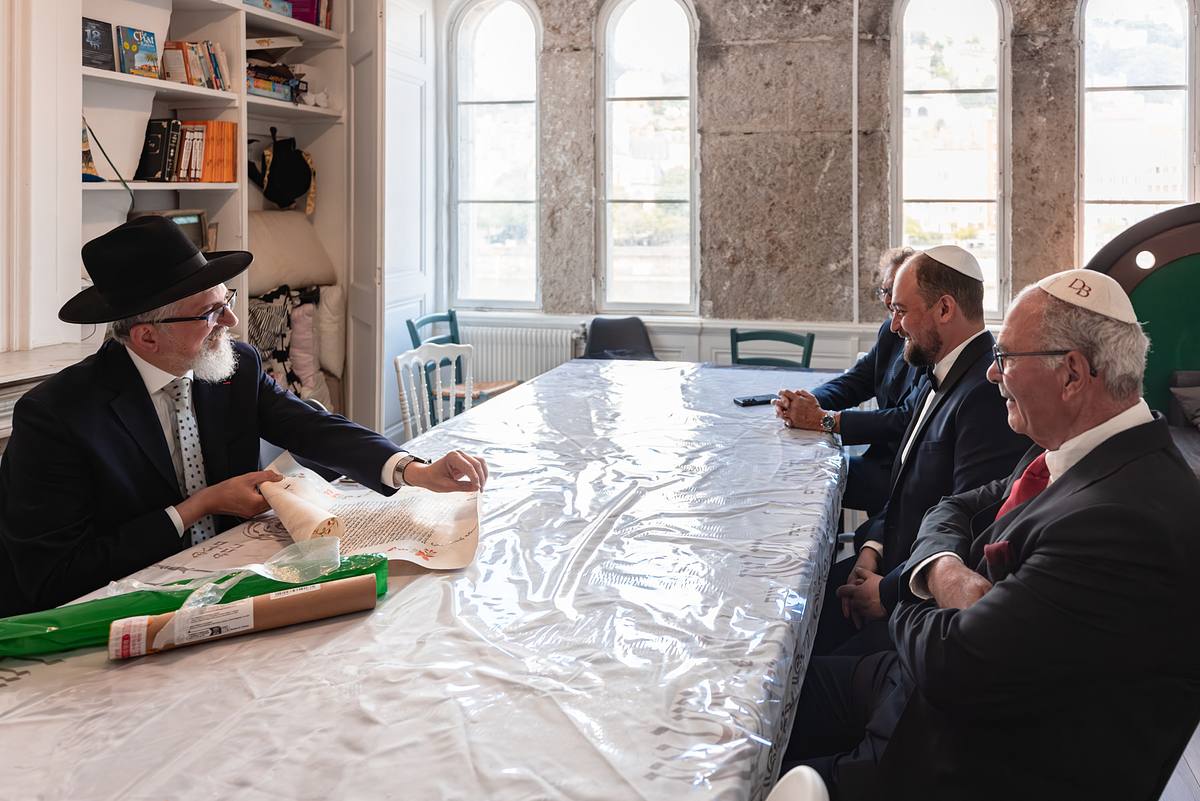 Signature des documents avant la c&eacute;r&eacute;monie juive de mariage &agrave; Lyon