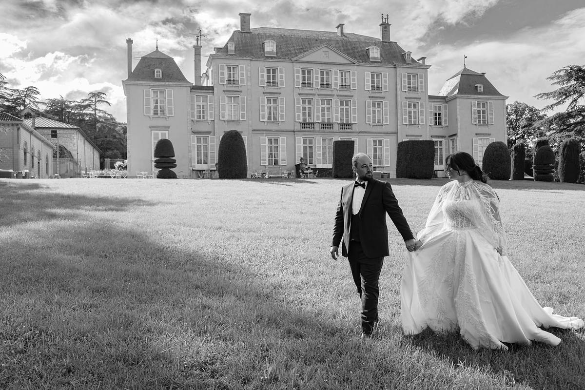 Mariés devant le Château de Saint-Trys à Anse dans le Beaujolais