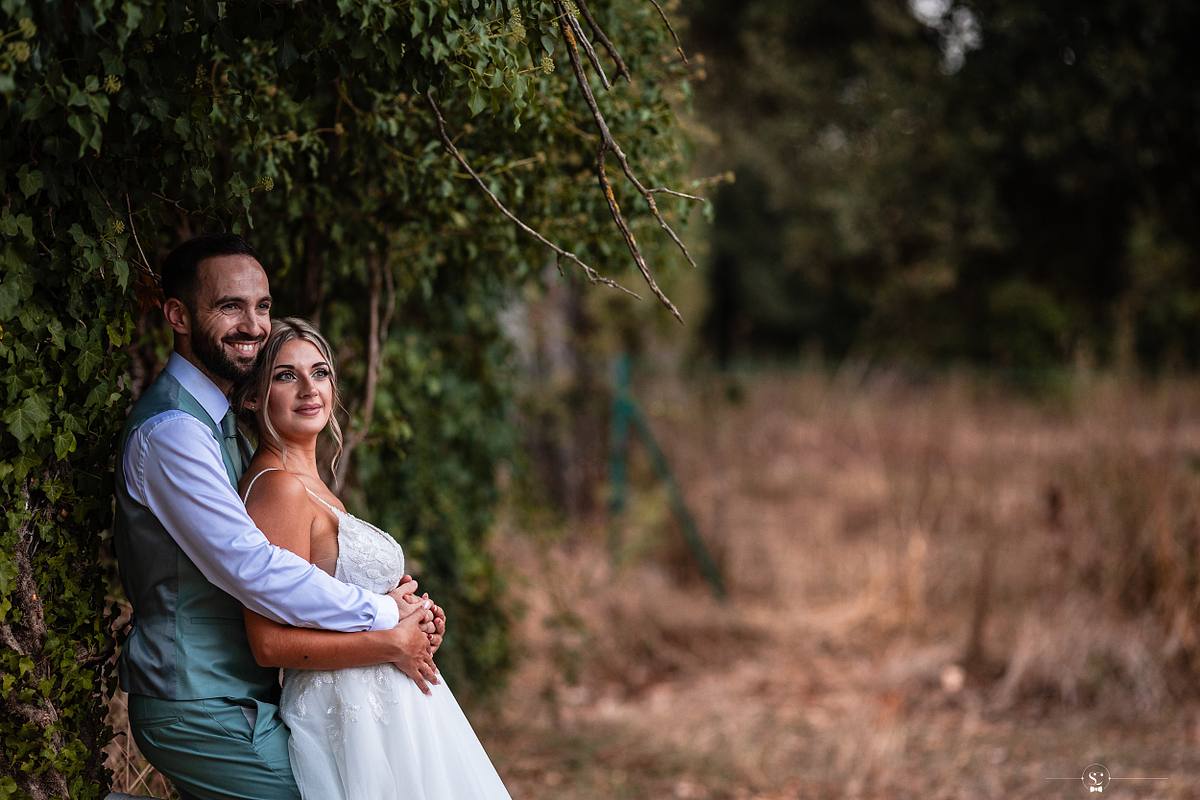 Mari&eacute;s &eacute;treints dans un cadre bucolique, capture romantique par S&eacute;bastien Clavel, photographe de mariage &agrave; Lyon, &agrave; N&icirc;mes et dans toute la France