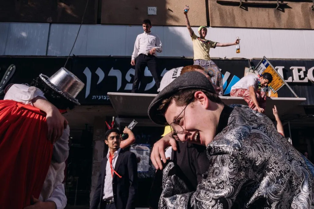 Example of a high aperture shot, also called layers: the people close to the camera and the ones far behind are all in focus.