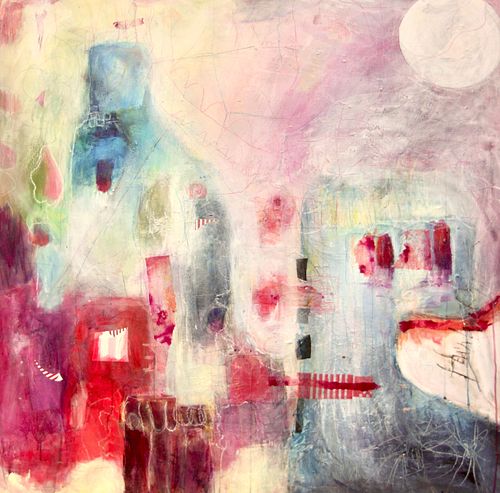 Abstraktes Mixed-Media-Gemälde in Rosa, Rot und Blaugrau mit traumhafter Stadtsilhouette und leuchtendem Mond, Acryl auf Leinwand, 100×100 cm, Abstract mixed media painting in pink, red and blue-grey with dreamlike cityscape and glowing moon, acrylic on canvas, 100×100 cm