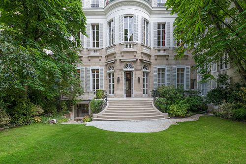 Jardin privé Hôtel particulier haussmannien avec pelouse verdoyante et façade classique à Saint-Germain-des-Prés, Paris - Photographie d'architecture intérieure par Nicolas Karadimos