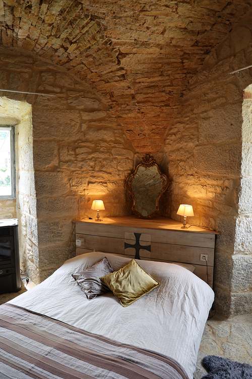 Chambre des Templiers du Château de Saint-Chamarand : Nuit de charme au Château de Saint-Chamarand : chambre d'hôtes romantique dans le cadre historique du Lot 2
