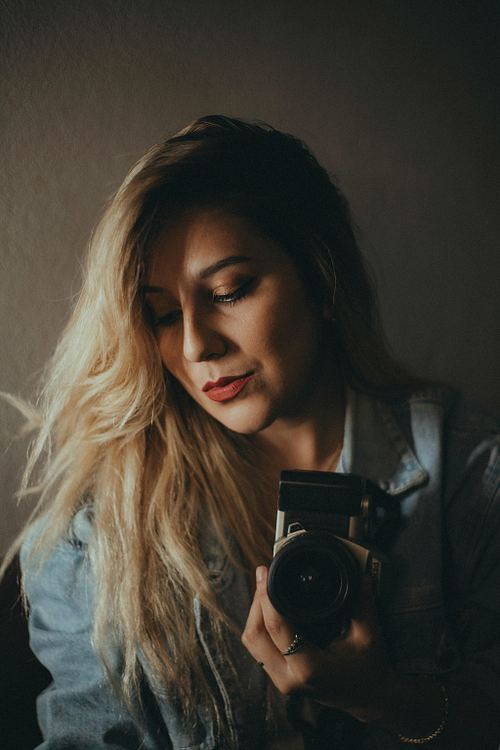 I'm Anne! At barely 5 feet tall, I’m the perfect ninja size for discreetly zipping around at a shoot or wedding, I’m obsessed with food. Artistic by nature, I love home design and also used to be a professional makeup artist...
