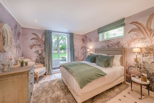 Chambre à coucher d’un appartement haussmannien de 400 m² rue du Faubourg Saint-Honoré avec papier peint panoramique, lit en velours vert et grande fenêtre. Photographie d’architecture intérieure par Nicolas Karadimos.