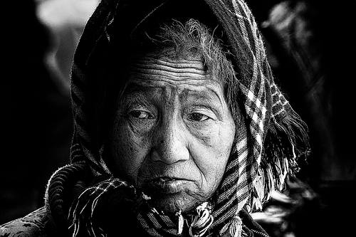 Portrait d'une femme pris en photo de rue à Sapa au Vietnam