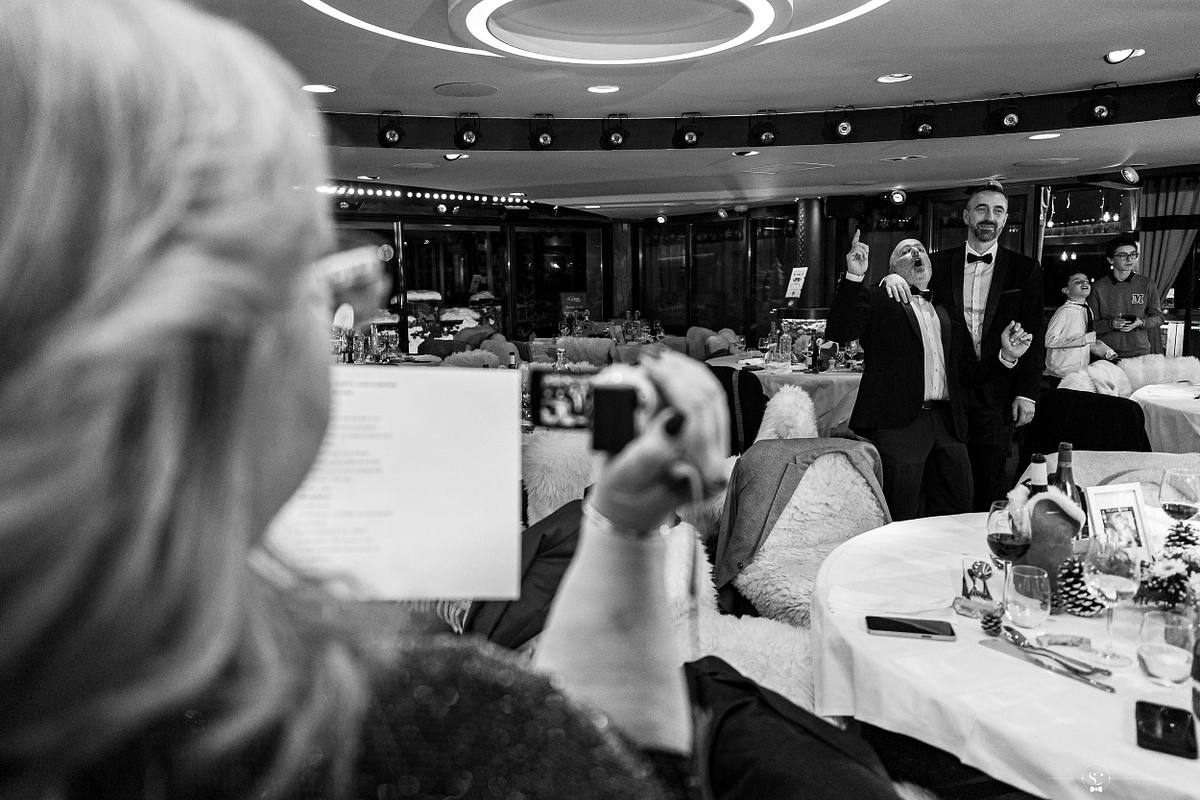 Cocktail et Soir&eacute;e de Mariage avec les invit&eacute;s et les mari&eacute;s qui s'amusent, sourient, s'embrassent et dansent. Les Rhodos La Clusaz Sebastien Clavel Photographe Mariage Lyon