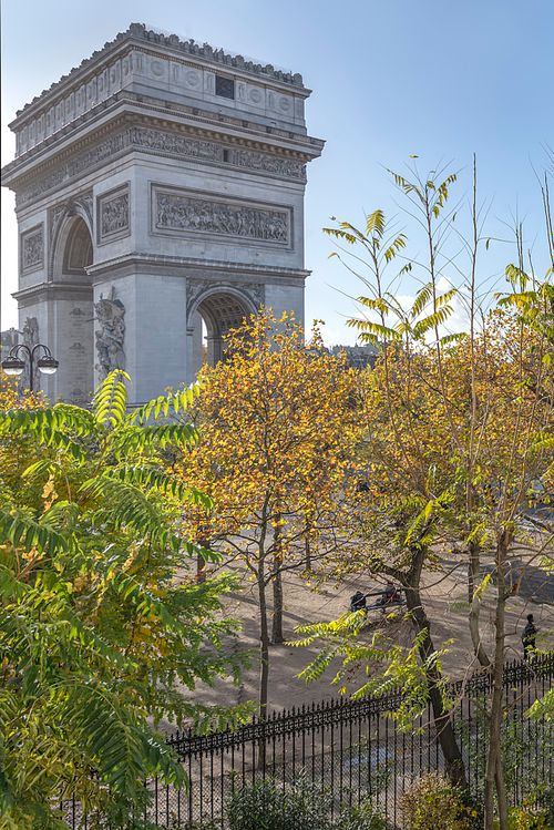 Vue sur l’Arc de Triomphe depuis le balcon d’un appartement haussmannien dans un immeuble de 1880 à la Place de l’Etoile, Paris. Photographie d’architecture intérieure par Nicolas Karadimos.