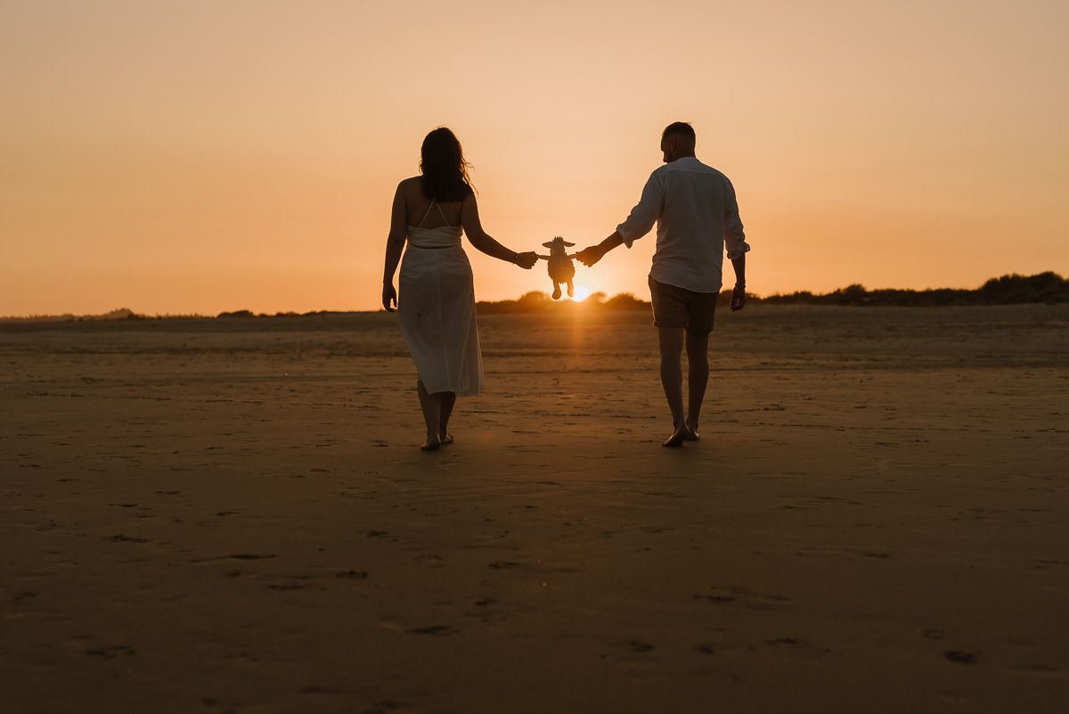 Sessao fotografica de casal no Algarve - maos dadas ao por do sol