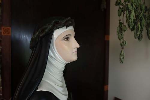 statue in need of fresh paint to eliminate pale flesh tones