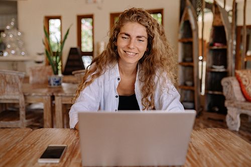 Sophia Harris is a skilled product and UX designer based in New York.