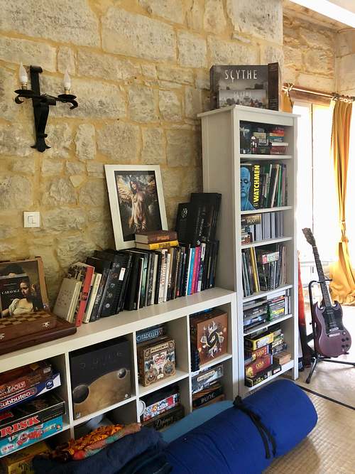 Entre les murs du Château de Saint-Chamarand , la ludothèque tient autant du cabinet de curiosités que de la médiathèque. On s'y perd volontiers.