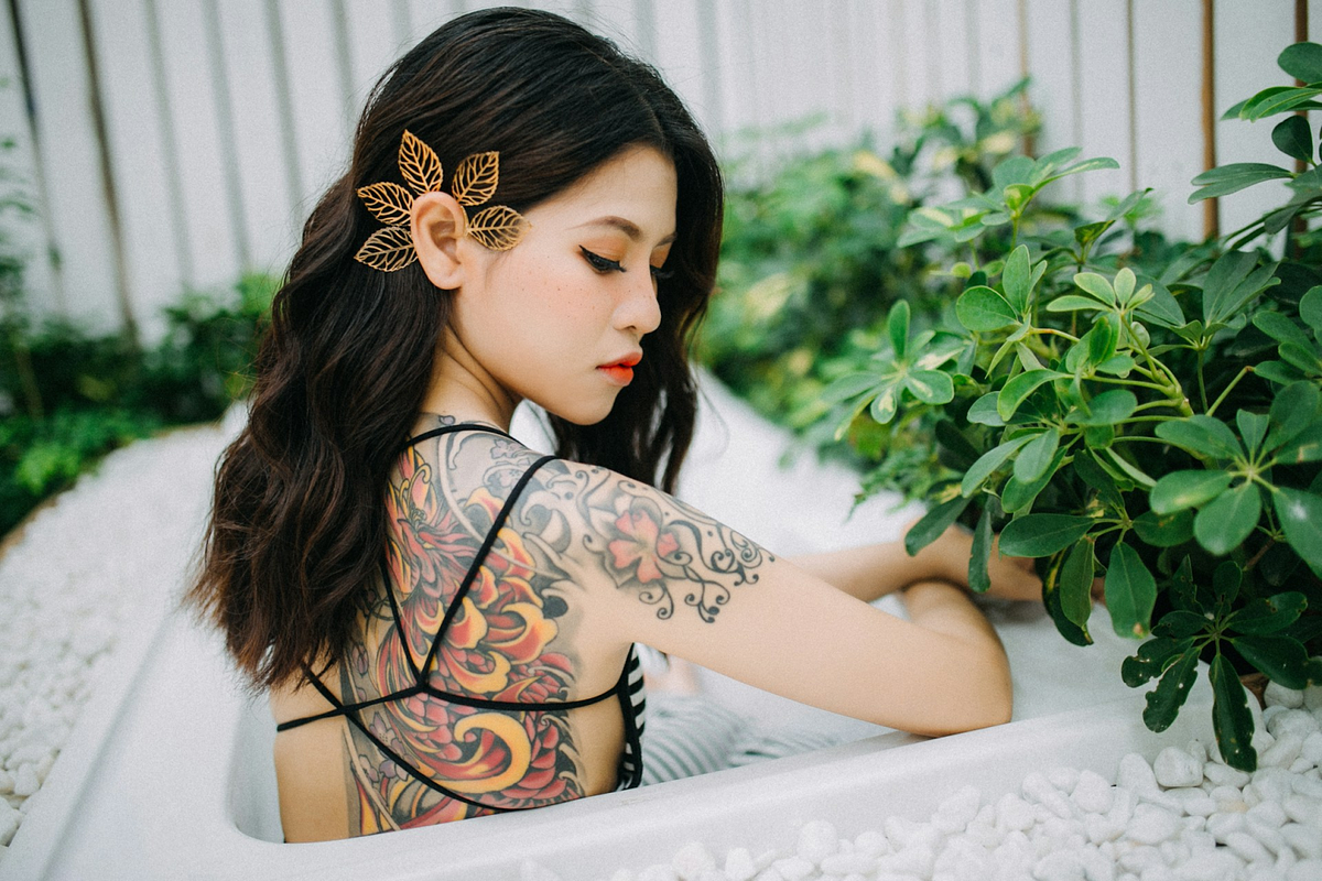 Japans model met een tatoeage