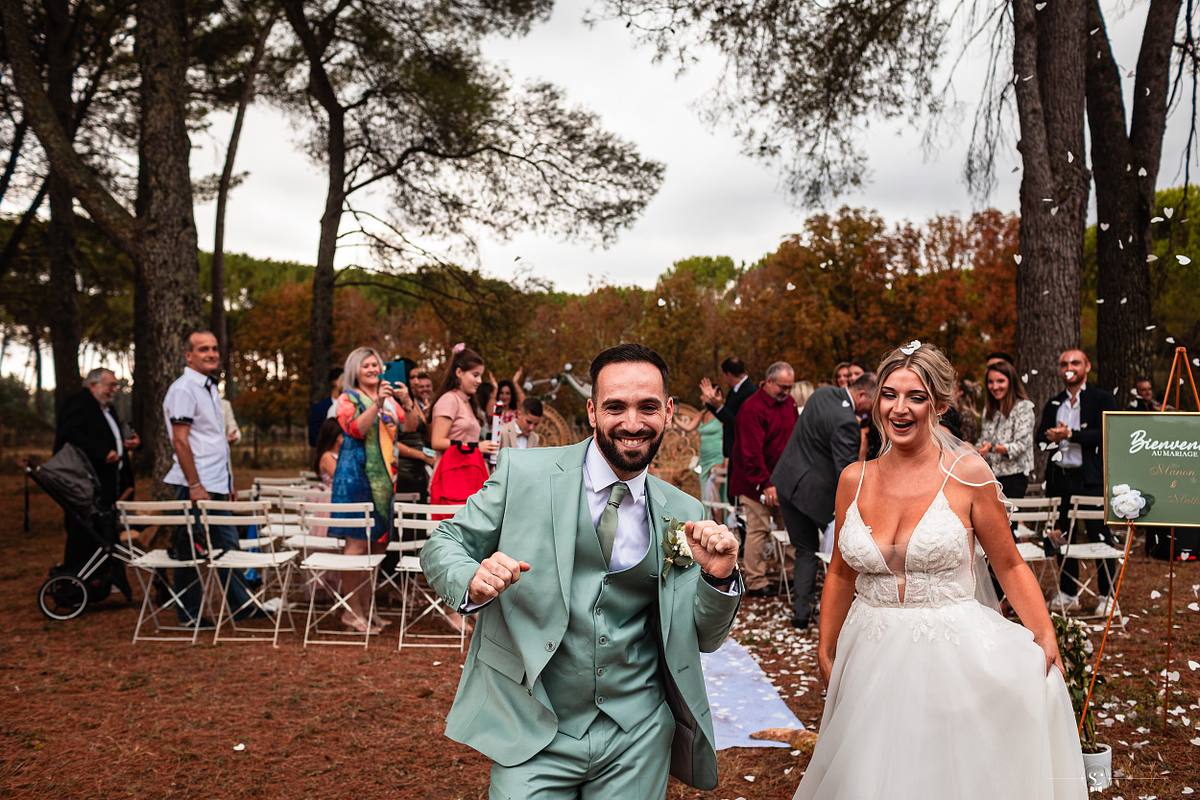 Mari&eacute;s exub&eacute;rants quittant la c&eacute;r&eacute;monie sous une pluie de confettis, image captur&eacute;e par S&eacute;bastien Clavel, photographe de mariage &agrave; Lyon et N&icirc;mes
